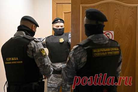 19-летний россиянин заживо сжег четверых человек в частном доме. В Свердловском областном суде начался процесс над 19-летним жителем Новоуральска Егором Стародубцевым, который устроил несколько поджогов, в результате одного из них заживо сгорели четыре человека. Он в состоянии алкогольного опьянения решил сжечь дом своей несовершеннолетней подруги и ее матери в селе Тарасково.