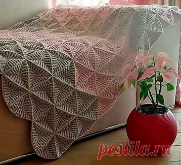 Вязаный плед из мотивов-треугольников со слов автора:* Пряжа любимых цветов&nbsp;* Крючок подходящего размера&nbsp;* Немного терпения и вдохновения!&nbsp;Начнем с центра. Делаем кольцо амигуруми.1. Первый ряд: 3 воздушные петли подъема (они же столбик с накидом), 2 столбика с накидом в кольцо, 2 воздушные петли, 3 столбика с...