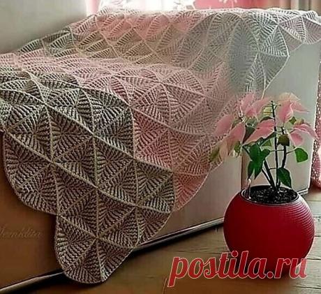 Вязаный плед из мотивов-треугольников со слов автора:* Пряжа любимых цветов&nbsp;* Крючок подходящего размера&nbsp;* Немного терпения и вдохновения!&nbsp;Начнем с центра. Делаем кольцо амигуруми.1. Первый ряд: 3 воздушные петли подъема (они же столбик с накидом), 2 столбика с накидом в кольцо, 2 воздушные петли, 3 столбика с...