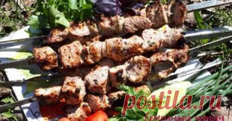 Супер вкусный маринад для шашлыка Автор рецепта Юлия Яковлева Супер вкусный маринад для шашлыка - пошаговый рецепт с фото. Предлагаю очень простой и супер вкусный маринад для шашлыка по рецепту моей свекрови.
Мясо получается безумно нежным, сочным и ароматным!