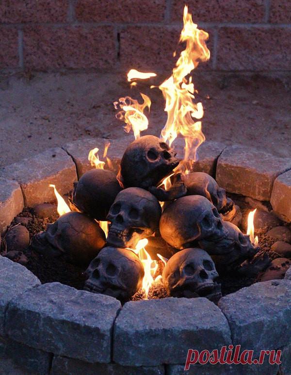 Поленья в виде человеческих черепов | Чёрт побери