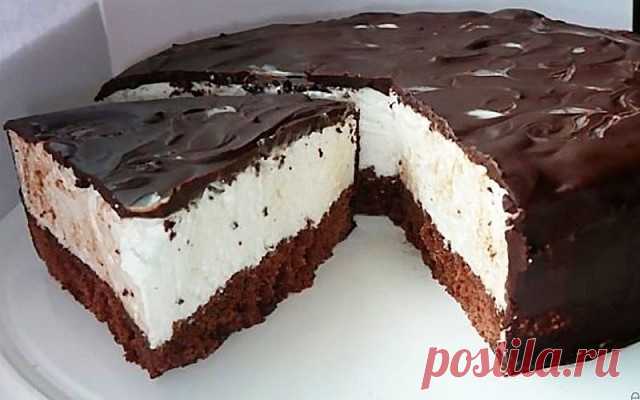 Быстрый торт «ПТИЧЬЕ МОЛОКО» для гурманов. Вкусно 

Самый простой и быстрый способ приготовления торта-суфле «Птичье молоко» 

Ингредиенты: 

Тесто: 

3 — яйца 
125 гр — муки 
1 ч.л.- разрыхлителя 
125 гр — сахара 
8 больших ст.л. — какао 
Растереть яйца с сахаром, добавить муку, разрыхлитель и какао. Вымешать до однородности. Выпечь при 180-200 гр минут 20 до готовности. Остудить. 

Суфле: 

5 — белков 
300 гр — сахарной пудры 
10 гр — желатина 
100 гр — воды 
Замочить же...