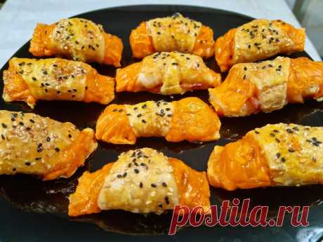 Роллы с беконом и сыром. Роллы с беконом и сыром Пластину теста раскатываю, нарезаю на треугольники. На треугольник кладу пластину сыра, сверху бекон и сворачиваю в рулет. Противень выстилаю пергаментом, переношу рулеты, смазываю яйцом, посыпаю белым и черным кунжутом и отправляю в духовку, разогретую до 170-180С на 20 минут.Смотреть полную версию рецепта с ингредиентами