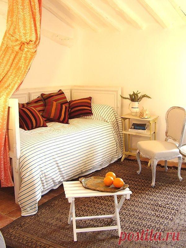 Кушетка в интерьере: удобный и компактный уголок для отдыха.