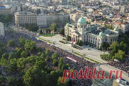 Призвавшему к санкциям против России сербскому министру посоветовали закрыть рот. Председатель исполнительного совета правящей Сербской прогрессивной партии (СПП) Дарко Глишич сказал «закрыть свой рот» министру экономики Раде Басте, который ранее призывал ввести санкции против России, а теперь потребовал от президента Александра Вучича начать аресты активистов.