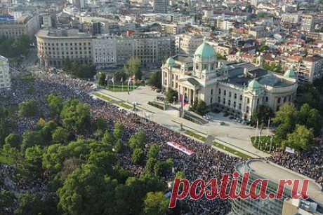Призвавшему к санкциям против России сербскому министру посоветовали закрыть рот. Председатель исполнительного совета правящей Сербской прогрессивной партии (СПП) Дарко Глишич сказал «закрыть свой рот» министру экономики Раде Басте, который ранее призывал ввести санкции против России, а теперь потребовал от президента Александра Вучича начать аресты активистов.
