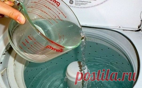 НЕСКОЛЬКО ПРИЧИН ДОБАВЛЯТЬ УКСУС ПРИ СТИРКЕ 

Уксус — это совершенно незаменимый помощник в домашнем хозяйстве. Гасить соду для выпечки — самое малое, что он может. Лично я заменила им и содой многие моющие средства и жутко довольна результатами. Но речь сейчас пойдет о том, как это копеечное чудо-средство может помочь при стирке. Учитывая спектр применения уксуса, вы сэкономите неплохую сумму на разных моющих средствах. 

Итак, вот на что  способен обычный 9 % уксус: