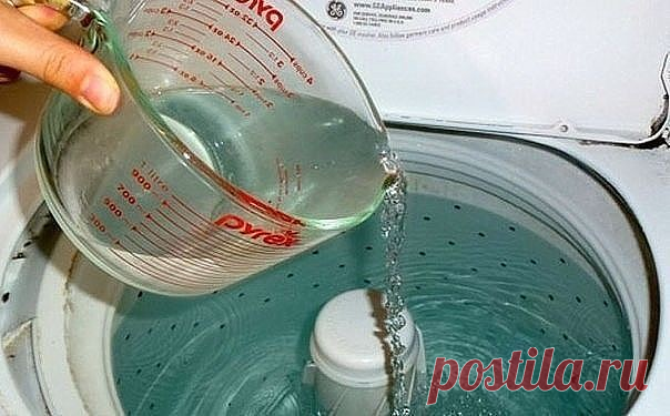 НЕСКОЛЬКО ПРИЧИН ДОБАВЛЯТЬ УКСУС ПРИ СТИРКЕ 

Уксус — это совершенно незаменимый помощник в домашнем хозяйстве. Гасить соду для выпечки — самое малое, что он может. Лично я заменила им и содой многие моющие средства и жутко довольна результатами. Но речь сейчас пойдет о том, как это копеечное чудо-средство может помочь при стирке. Учитывая спектр применения уксуса, вы сэкономите неплохую сумму на разных моющих средствах. 

Итак, вот на что  способен обычный 9 % уксус: