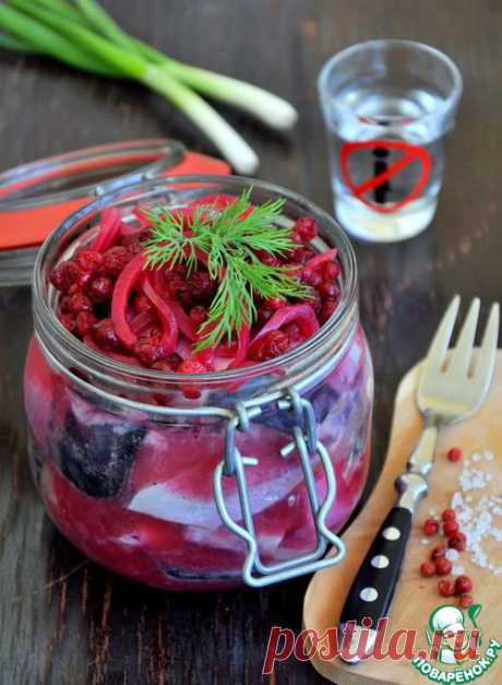 Скумбрия маринованная с клюквой.