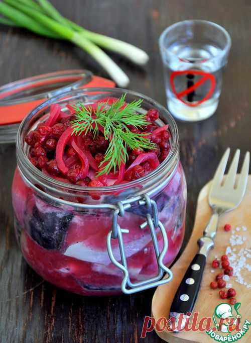 Скумбрия маринованная с клюквой.