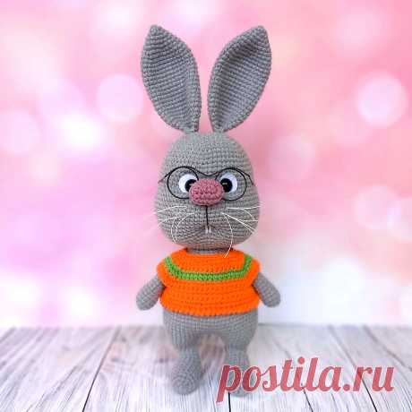 PDF Зайчик Веня крючком. FREE crochet pattern; Аmigurumi toy patterns. Амигуруми схемы и описания на русском. Вязаные игрушки и поделки своими руками #amimore - зайка из обычной пряжи, большой заяц, зайчик в кофточке, кролик, зайчонок, крольчонок.