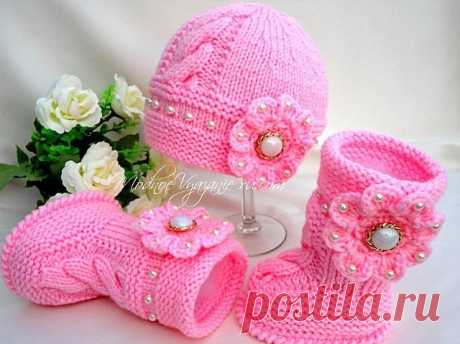 Шапочка 

Описание  для размера на 6-9мес. Для более точного размера шапочки свяжите образец на своих нитках и замерьте  голову вашей малышки. 

Размер: 6-9 мес.
Окружность головы: 40.5 см.
Материалы: хлопковая или акриловая пряжа примерно 100 г./180 м., спицы 4.0 мм.

 
Набрать на спицы 70 петель.
Соединить работу в круговой ряд.
Вязать по кругу изнаночными петлями – 7 рядов.

Для шапки с лентой: вязать 2 ряда лицевыми петлями.
Следующий ряд: *2 лиц., 2 вместе лиц., накид...