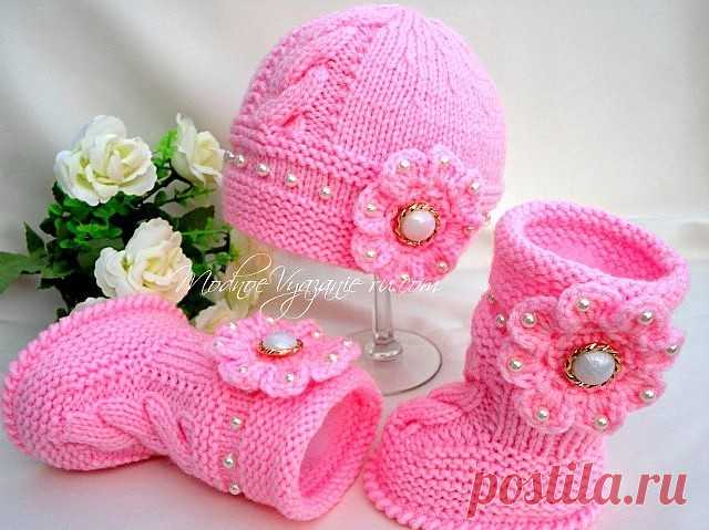 Шапочка 

Описание  для размера на 6-9мес. Для более точного размера шапочки свяжите образец на своих нитках и замерьте  голову вашей малышки. 

Размер: 6-9 мес.
Окружность головы: 40.5 см.
Материалы: хлопковая или акриловая пряжа примерно 100 г./180 м., спицы 4.0 мм.

 
Набрать на спицы 70 петель.
Соединить работу в круговой ряд.
Вязать по кругу изнаночными петлями – 7 рядов.

Для шапки с лентой: вязать 2 ряда лицевыми петлями.
Следующий ряд: *2 лиц., 2 вместе лиц., накид...