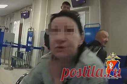 Пьяная россиянка устроила дебош в аэропорту, назвала полицейских тварями и попала на видео