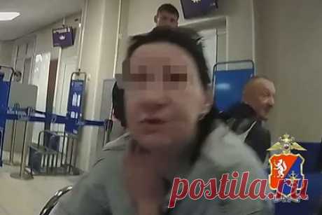 Пьяная россиянка устроила дебош в аэропорту, назвала полицейских тварями и попала на видео