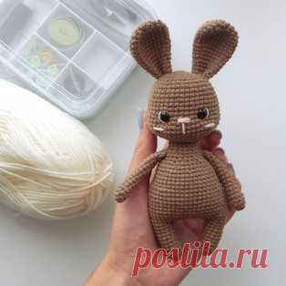 Зайка Роберто амигуруми. Схемы и описания для вязания игрушек крючком! Бесплатный мастер-класс от Юлии @twinspsins по вязанию зайки по имени Роберто. Высота вязаной игрушки примерно 18-20 см. Для изготовления такого зайца…