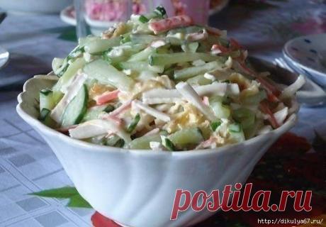 Салат с сыром сулугуни! Влюбитесь! 
- 2 яйца
- 2 огурца свежих
- 250 гр крабовых палочек
- 250 гр сыра сулугуни
- 150 гр майонеза

Приготовление:
1. Взбить яйца и поджарить 2 яичных «блинчика». Остудить и нарезать соломкой
2. Нарезать соломкой огурцы и крабовые палочки.
3. Разрежьте косичку сыра на несколько частей, чтобы потом получилась не очень длинная соломка.
4. Смешайте все ингредиенты и заправьте майонезом.