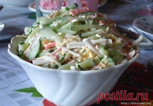 Салат с сыром сулугуни! Влюбитесь! 
- 2 яйца
- 2 огурца свежих
- 250 гр крабовых палочек
- 250 гр сыра сулугуни
- 150 гр майонеза

Приготовление:
1. Взбить яйца и поджарить 2 яичных «блинчика». Остудить и нарезать соломкой
2. Нарезать соломкой огурцы и крабовые палочки.
3. Разрежьте косичку сыра на несколько частей, чтобы потом получилась не очень длинная соломка.
4. Смешайте все ингредиенты и заправьте майонезом.