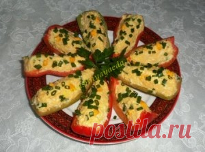 салат из сыра и яиц в перцах | Домашняя еда