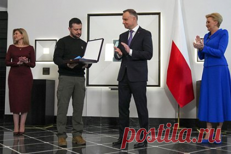 Зеленскому вручили высшую награду Польши. Высшую награду Польши, орден Белого орла, президенту Украины Владимиру Зеленскому вручил польский лидер Анджей Дуда, передают украинские СМИ. По словам Дуды, Зеленский получил эту награду за углубление отношений между Польшей и Украиной, заслуги в деле обеспечения безопасности и сохранении прав человека.