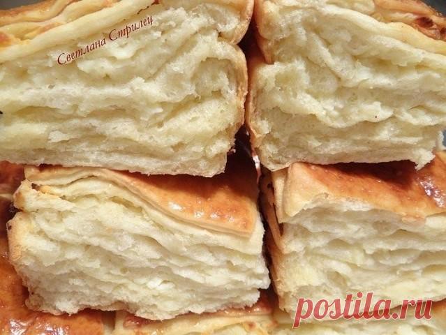 Погача с сыром.

Предлагаю Вашему вниманию замечательную сербскую выпечку. Пеку его уже не первый раз. И, как верно подметила автор, на следующий день после выпечки пирог еще вкуснее! Обязательно попробуйте приготовить эту выпечку!
Пирог получается довольно большой, можно взять форму для выпечки меньше размером и только половину ингредиентов. 

Вам потребуется:

Мука — 700 г
Дрожжи (сухие быстрорастворимые) — 2.5 ч. л.
Молоко — 400 мл
Яйцо — 1 шт
Масло сливочное (в тесто -...