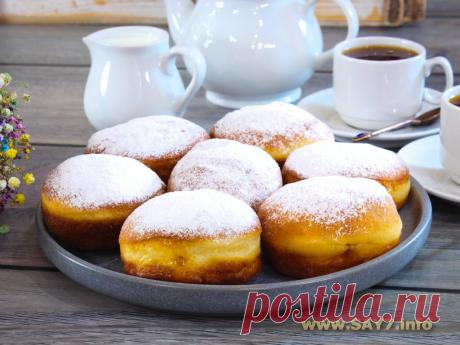 Крапфены. Крапфены - это австрийские пончики с начинкой из абрикосового джема. Конечно, можно использовать любой джем по вкусу, но в оригинале используется именно абрикосовый джем. :) Они получаются воздушные, нежные, джем идеально дополняет вкус. Из указанного количества ингредиентов получается 20-25 штук.