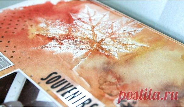 5 способов использования даров природы в скрапе) 

Осенняя пора – время заготовок. Хотя, по хорошему, начинать можно было и летом. Вот несколько советов, как можно использовать листья, траву и прочее для создания фонов и декора.
.
1. Можно собрать небольшого размера кленовые листья и засушить их. Из сухих листьев можно делать оттиски для последующего запечкания белой пудрой для эмбоссинга. Если такие оттиски сверху залить акварелью – то получится очень интересный эффект:
....