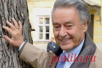 Не допускайте пошлость в душу,
 Что сыплется со всех сторон.
 И с языка телеведущей,
 Впервые взявшей микрофон.
 И с телефильмов, чья дремучесть
 С насильем спарена давно.
 А бедный зритель, страхом мучась,
 Все ждет нормального кино.

 Чтоб не коснуться черной бездны,
 Не открывайте пошлых книг,
 Где к славе рвущаяся бездарь
 Корежит наш родной язык.

 Легко прекрасное порушить,
 Когда нет дружбы меж людьми.
 Не допускайте пошлость в душу.
 Она — для света и любви.
(c) Андрей Дементьев