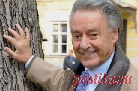 Не допускайте пошлость в душу,
 Что сыплется со всех сторон.
 И с языка телеведущей,
 Впервые взявшей микрофон.
 И с телефильмов, чья дремучесть
 С насильем спарена давно.
 А бедный зритель, страхом мучась,
 Все ждет нормального кино.

 Чтоб не коснуться черной бездны,
 Не открывайте пошлых книг,
 Где к славе рвущаяся бездарь
 Корежит наш родной язык.

 Легко прекрасное порушить,
 Когда нет дружбы меж людьми.
 Не допускайте пошлость в душу.
 Она — для света и любви.
(c) Андрей Дементьев