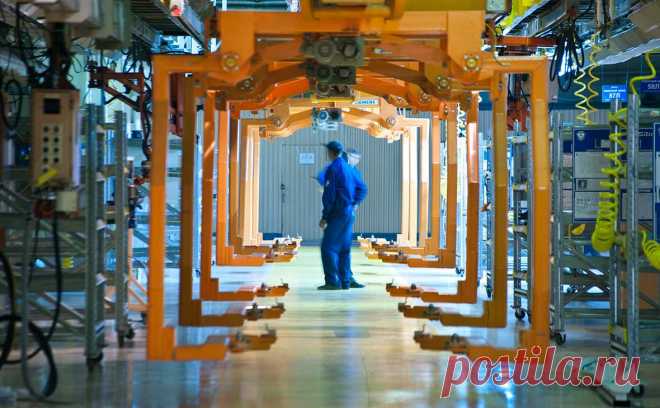 ГАЗ вслед за АвтоВАЗом сократит рабочую неделю из-за падения рынка. Из-за падения рынка на фоне высокой ключевой ставки и недоступности инструментов для приобретения автомобилей Горьковский автозавод в августе будет работать в четырехдневном режиме. Ранее аналогичные меры допустил АвтоВАЗ