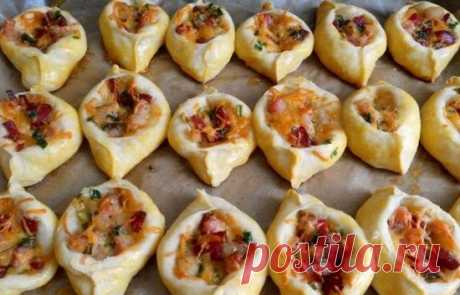 Открытые пирожки-лодочки с колбасной начинкой.