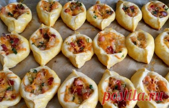 Открытые пирожки-лодочки с колбасной начинкой.
