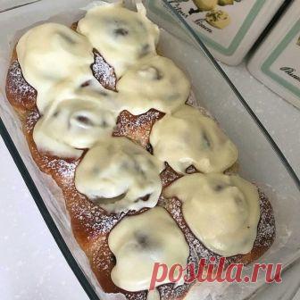 Добрый вечер) кому синнабон?) пробовали ли вы эти всемирно известные булочки? Синнабон. Ставьте  Для теста:
700 г муки
200 мл молока
2 яйца
100 г сахара
80 г сливочного масла
11 г сухих дрожжей
1 ч л соли Начинка: 50 г сливочного масла
200 г коричневого сахара
3 ст л корицы

Глазурь:
4 ст л сливочного сыра
100 г сахарной пудры
3 ст л мягкого сливочного масла

Смешать теплое молоко с ложкой сахара, добавить дрожжи. Дать постоять опаре 20 минут. 
Отдельно взбить яйца венчико...