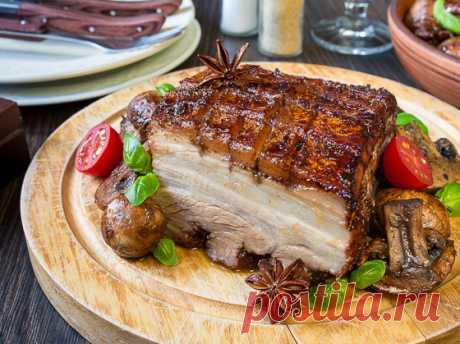 Запеченная свиная грудинка с китайскими специями на Вкусном Блоге Кажется, я нашла для себя своеобразную альтернативу свиной рульке. Но без предварительного отваривания в большой кастрюле и всяких там костей. Это печеная свиная грудинка. Она хороша и горячей, и остывшей – с хреном, зернистой горчицей и соленьями. И непременно с кусочком черного хлебушка. Мммм… По этому рецепту грудинка запекается с…