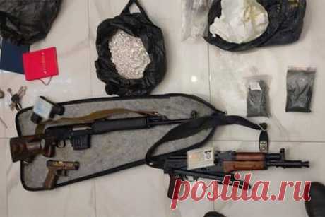 Российские таможенники изъяли у контрабандистов золотой пистолет Glock 17. Сотрудники Московской областной таможни пресекли канал контрабанды драгоценных металлов. Сообщники прятали золото и палладий в портативных зарядках, колонках, планшетах и вывозили их в багаже самолетов. Одного из них задержали в аэропорту Домодедово. Мужчина пытался отправить в Турцию золото и палладий.
