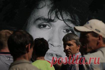 Вандалы испортили граффити с портретом Цоя. В Санкт-Петербурге вандалы испортили граффити с изображением Виктора Цоя. Крупная белая надпись появилась в нижней части портрета. Арт-объект появился на улице Восстания в августе 2014 года. Один из самых популярных объектов уличного искусства Северной столицы уже не в первый раз оскверняется хулиганами.