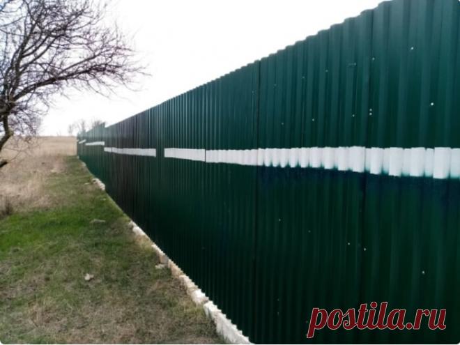 Зачем отец по всему периметру забора начертил белую полосу. Многие соседи повторили за ним Дача моего отца расположена на краю улицы. Конечно, то, что дорогу сделали хорошо, а вот с освещением улиц заморачиваться не стали. Поэтому, когда становится темно, новенький забор темно-зеленого цвета сливается с природой и его не заметно. А веселые молодые люди все гоняют на своих машинах.