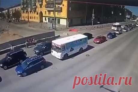 Российский водитель сбил двух выбежавших на дорогу детей и попал на видео. В Кургане водитель сбил двух детей, которые выбежали на дорогу в неположенном месте. ДТП произошло 4 мая на перекрестке улиц Коли Мяготина и Пролетарская. 38-летний россиянин за рулем Toyota Camry ехал на зеленый сигнал светофора, когда на проезжую часть неожиданно выскочили два ребенка: десяти и девяти лет.