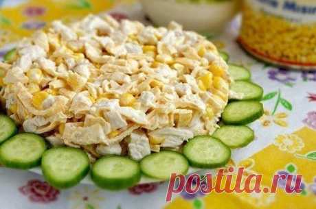 Вкусненький салатик с курицей и яичными блинчиками 
Итого на 100 грамм 113.8 ккал
Б/Ж/У 15 / 4.6 / 2.2
 
Ингредиенты: 
Куриное филе - 500 г 
Яйца - 7 шт 
Лук - 50 г 
Сметана нежирная - по вкусу 
Соль, перец - по вкусу 
 
Приготовление: 
Куриное филе отварить до готовности (варить около 20 минут после закипания). Лук мелко нарезать. Залить его кипятком и оставить на 10 минут, затем воду слить, лук промыть в холодной воде (это делается для того, чтобы лук не горчил). Пока ку...