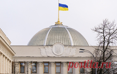 Журналистка заявила, что батальон "Азов" совершил "тихий переворот" на Украине. Ким Айверсен указала на то, что увольнение в июне командующего объединенными силами ВСУ Юрия Содоля последовало после обвинений в его некомпетентности со стороны начштаба "Азова" Богдана Кротевича