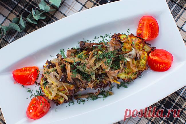 Драники из брокколи с жареными вешенками 
Цикл - Интересные рецепты от ВСЁВСЁ.РУ 
-----------------------
ИНГРЕДИЕНТЫ НА 1 ПОРЦИЮ
Картофель - 150 г 
Капуста брокколи - 30 г 
Пшеничная мука - 10 г 
Соленые помидоры - 50 г 
Укроп - 5 г 
Лук - 50 г 
Молотый черный перец - по вкусу 
Соль - по вкусу 
Растительное масло - 20 мл 
Вешенки - 60 г

ПОШАГОВЫЙ РЕЦЕПТ ПРИГОТОВЛЕНИЯ 
Все рецепты и уникальные товары в соц страницах ВСЁВСЁ.РУ