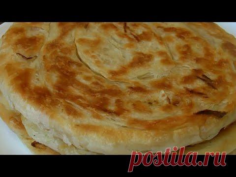 Раскатала тесто, насыпала лук. Посолила, поперчила и отправила на сковороду. Получила вкусные лепёшки 