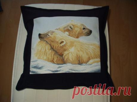 Вышивка. Подушка &quot;Белые медведи&quot;.