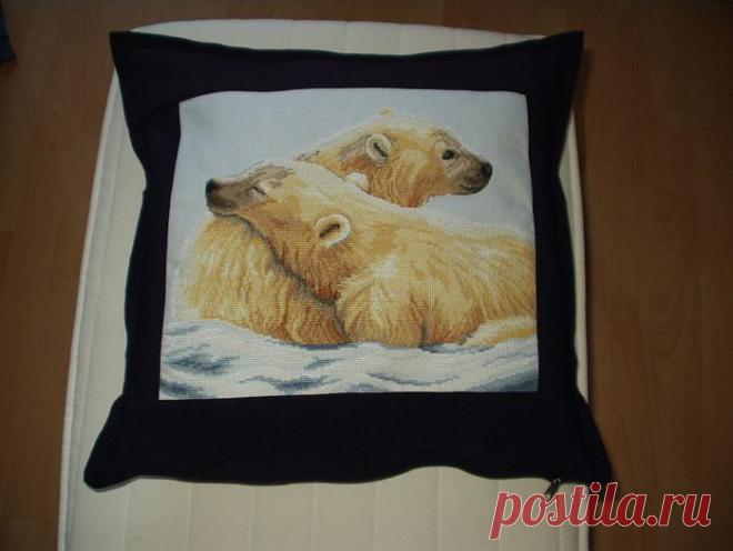 Вышивка. Подушка "Белые медведи".