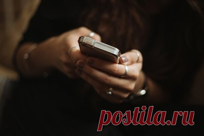 Смартфоны назвали манипулятивными паразитами