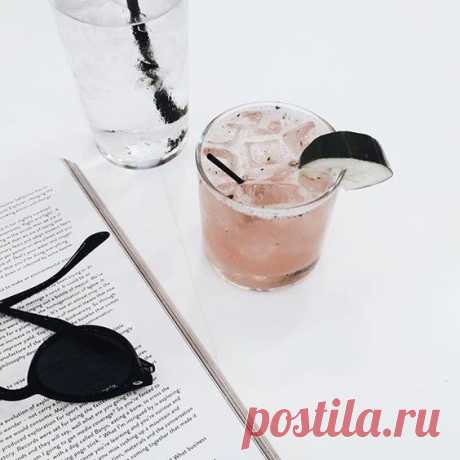 10 книг, которые учат мастерству слова  1. Рой Кларк, «50 приёмов письма»  2. Корней Чуковский, «Высокое искусство»  3. Элина Слободянюк, «Клад для копирайтера»  4. Рэй Брэдбери, «Дзен в искусстве написания книг»  5. Хиллари Реттиг, «Писать профессионально»  6. Дмитрий Кот, «Копирайтинг: как не съесть собаку»  7. Нора Галь, «Слово живое и мёртвое»  8. Уильям Зинсер, «Как писать хорошо»  9. Стивен Кинг, «Как писать книги»  10. Саша Карепина, «Пишем убедительно. Сам себе копирайтер»