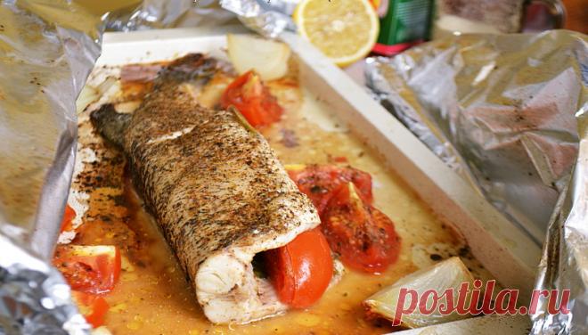 Запеченная щука с помидорами  
Простой рецепт запеченной щуки с листьями базилика и помидорами.