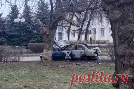 Один человек был лишен жизни в результате подрыва машины с депутатом ЛНР. Из-за взрыва автомобиля с депутатом Народного совета Луганской народной республики (ЛНР) Олегом Поповым был лишен жизни один человек. Прибывшая на место бригада медиков обнаружила сильно обгоревшего мужчину. Его личность предстоит установить сотрудникам правоохранительных органов.