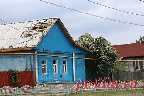 Обстановку в Грайвороне после атаки украинских диверсантов показали на видео. После атаки украинской диверсионно-разведывательной группы на Белгородскую область в Грайвороне пострадала местная школа. На кадрах корреспондента Александр Сафиулина также видно, что на проезжей части города валяются обломки сбитых беспилотников и ветки поломанных обстрелом деревьев.