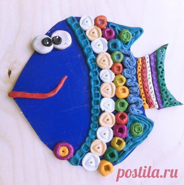 Поделки. рыбка из пластилина с использованием различных фактурных предметов, которые найдутся в любо — Поделки с детьми
